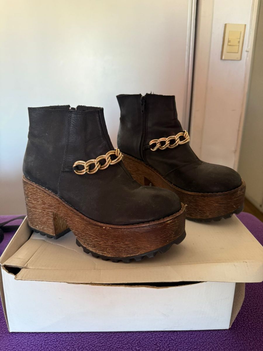 Botas negras con plataforma y taco de madera 