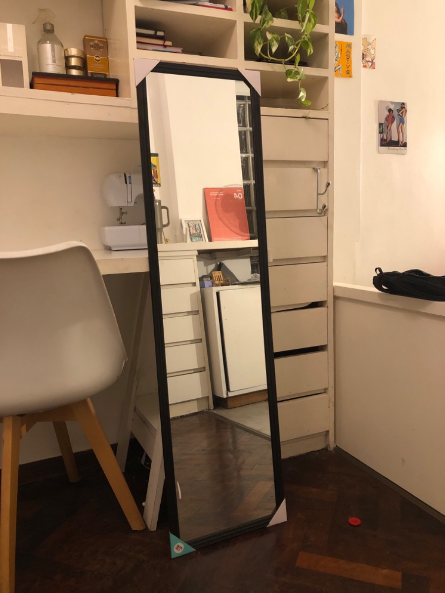 Espejo con marco negro 