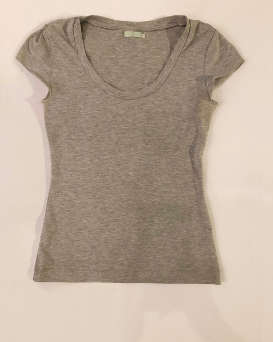 Remera gris al cuerpo marca Ayres