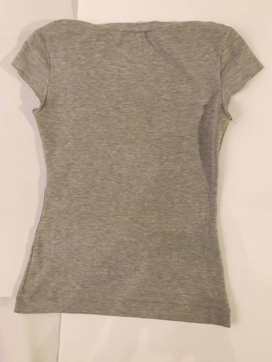 Remera gris al cuerpo marca Ayres