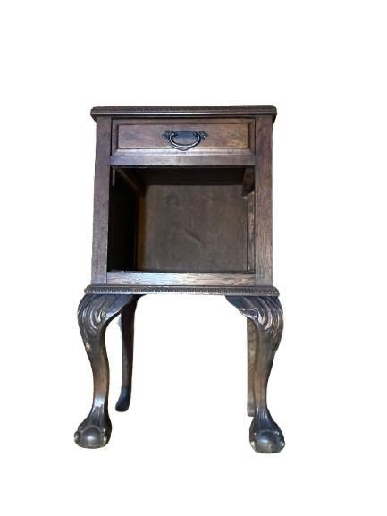 Mesita de madera antigua