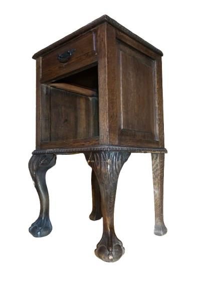 Mesita de madera antigua