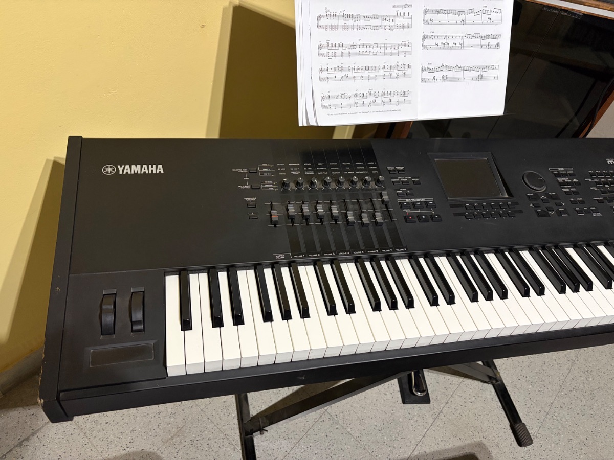 Yamaha motif xf8 excelente estado