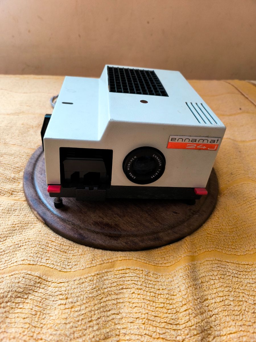 ENNAMAT 24J - Proyector diapositivas alemán. Excelente estado. Varios magazines y estuche original.