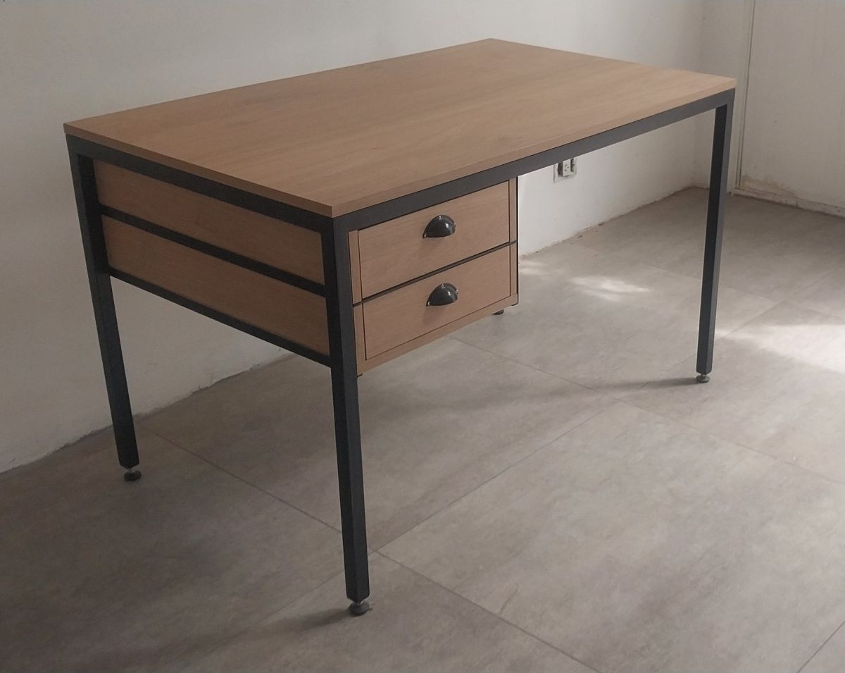 Escritorio de hierro y melamina