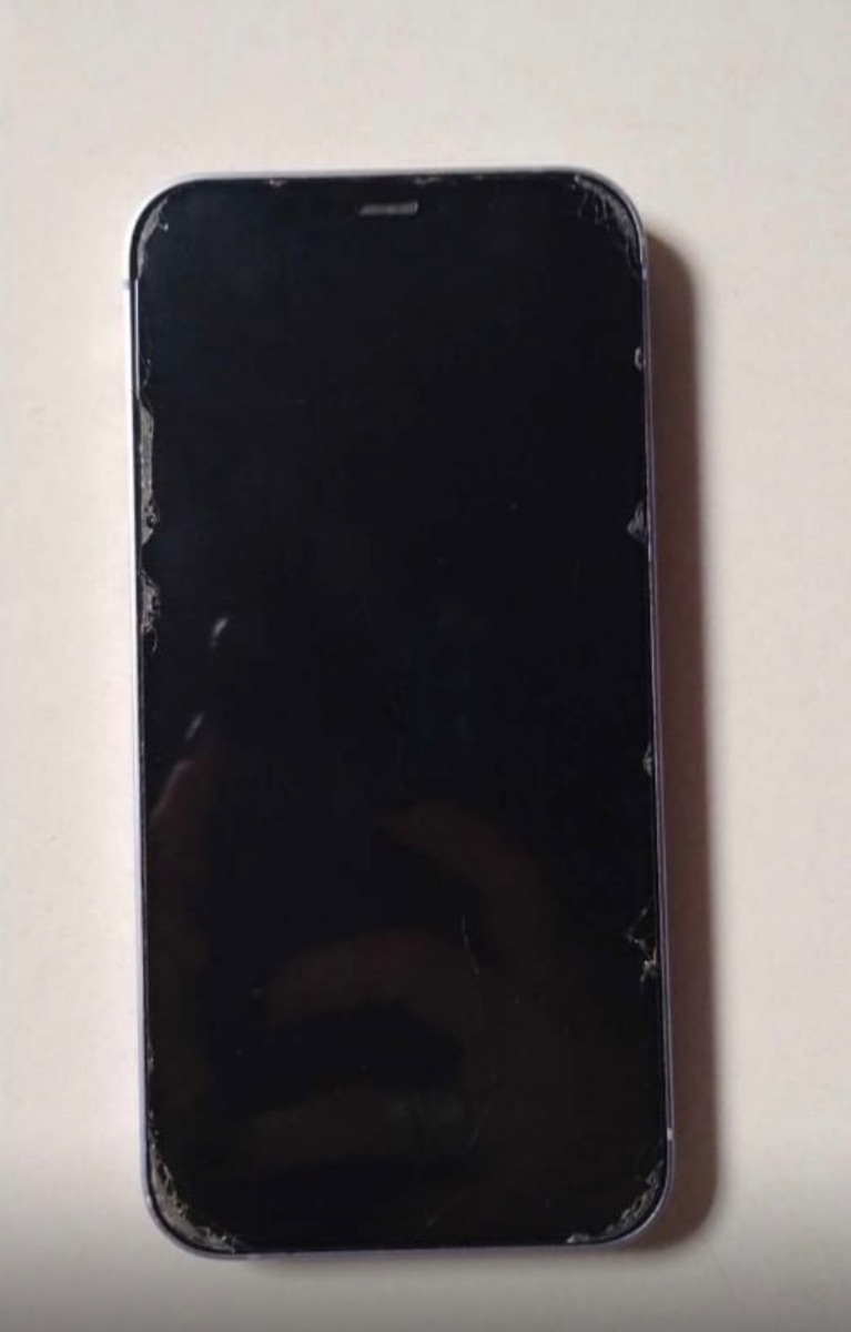 VENDO!! iPhone 12 + cargador y fundas de regalo🎁