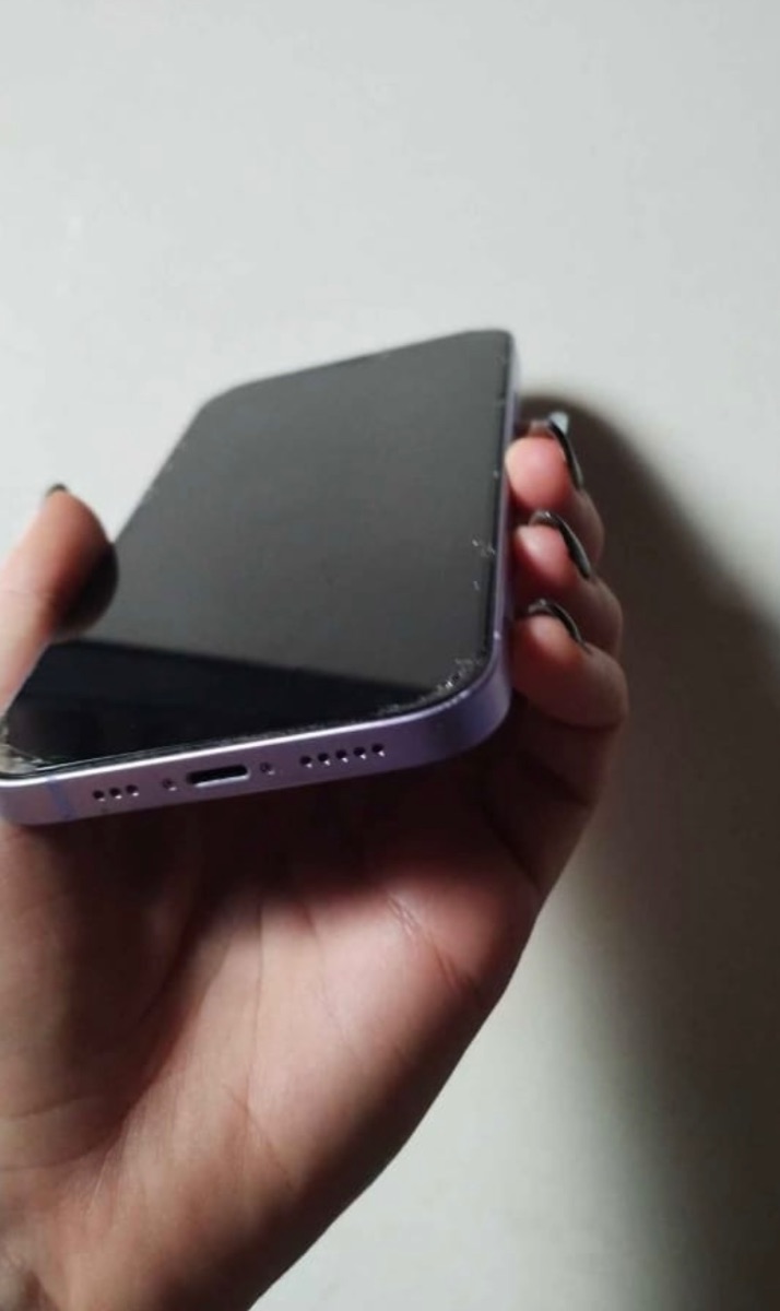 VENDO!! iPhone 12 + cargador y fundas de regalo🎁