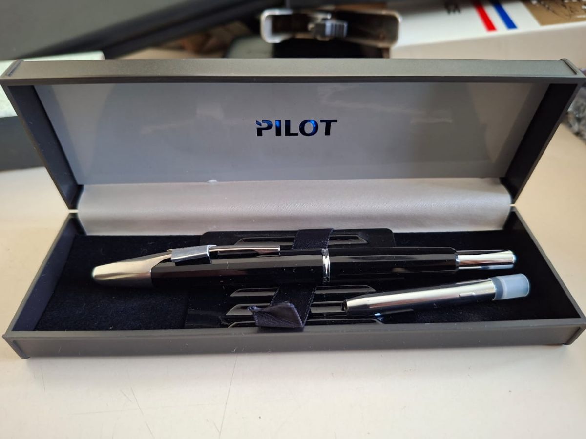 Pluma retráctil Pilot Capless Medium