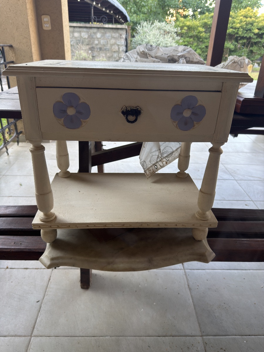 Mesa de luz de madera