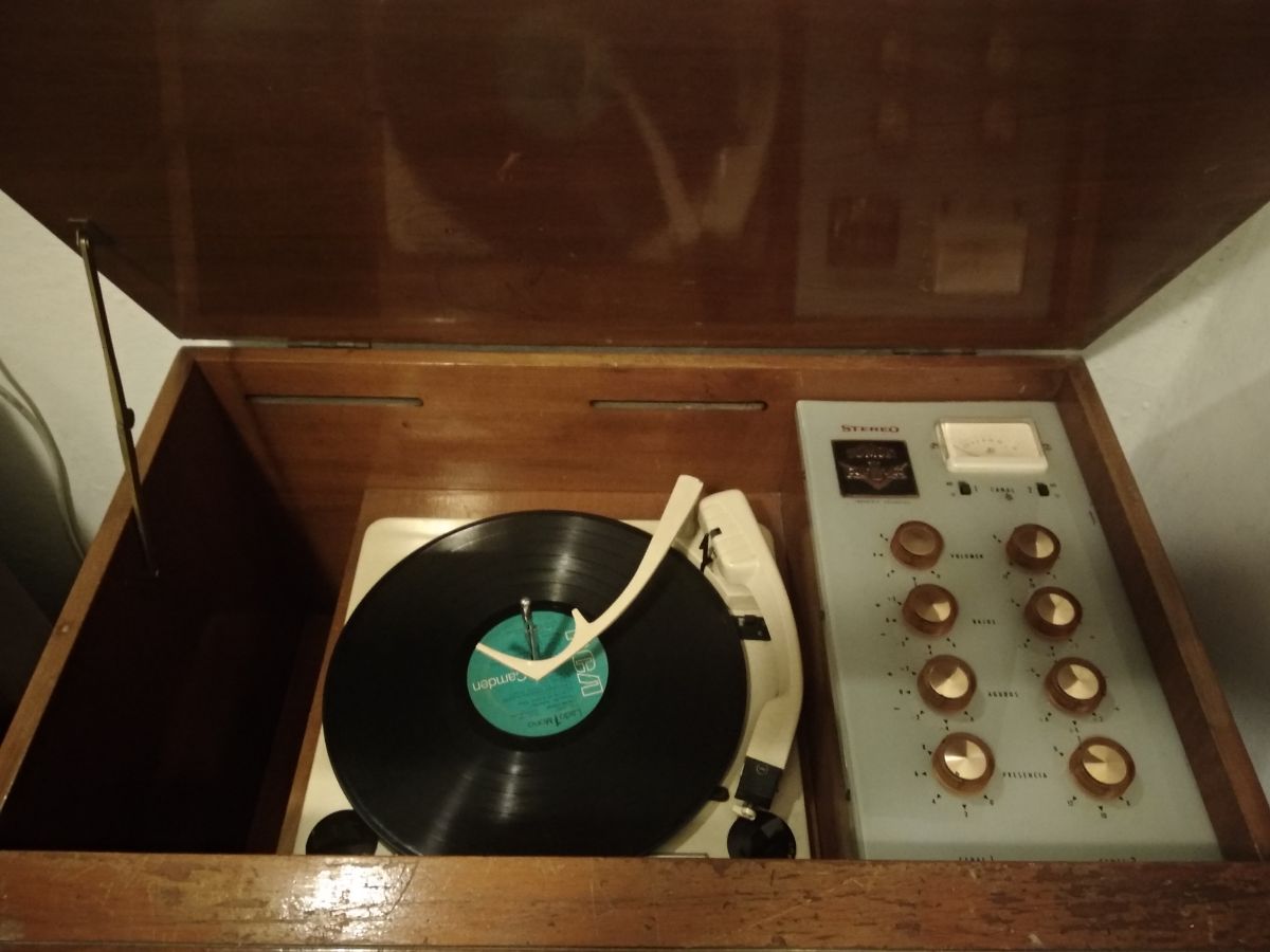 Combinado Tocadiscos WINCO Stereo - VALVULAR