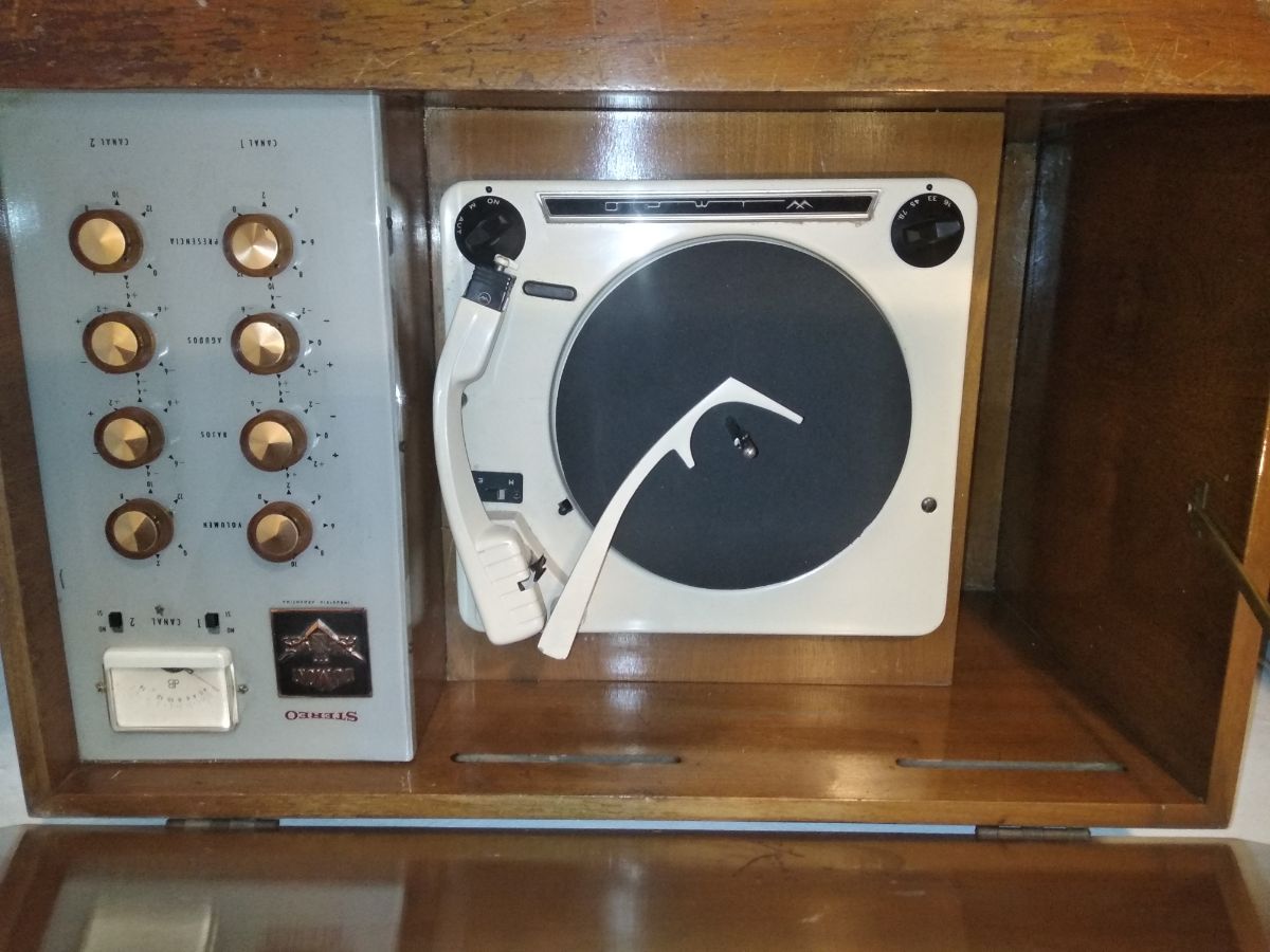 Combinado Tocadiscos WINCO Stereo - VALVULAR