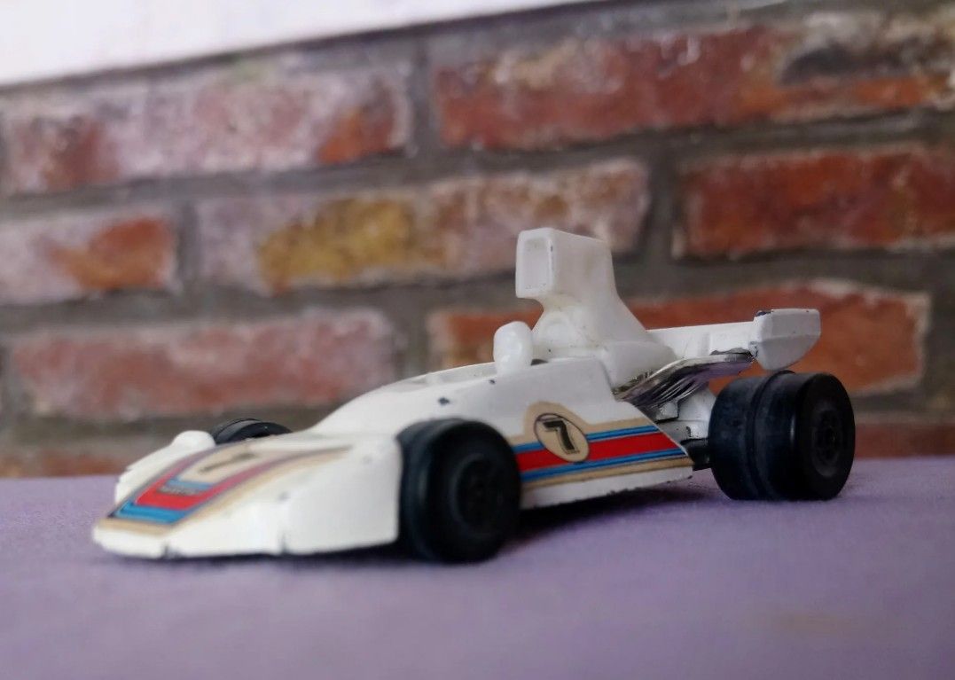 2 Autos Jet a escala BT44 Blanco y BT44X Rojo