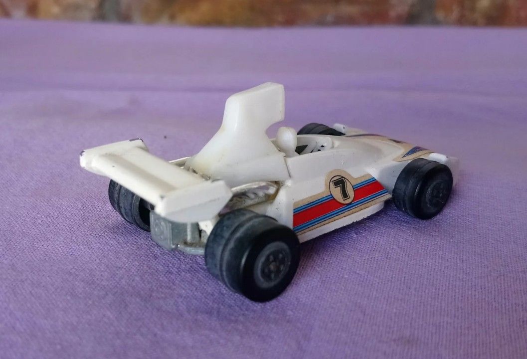 2 Autos Jet a escala BT44 Blanco y BT44X Rojo