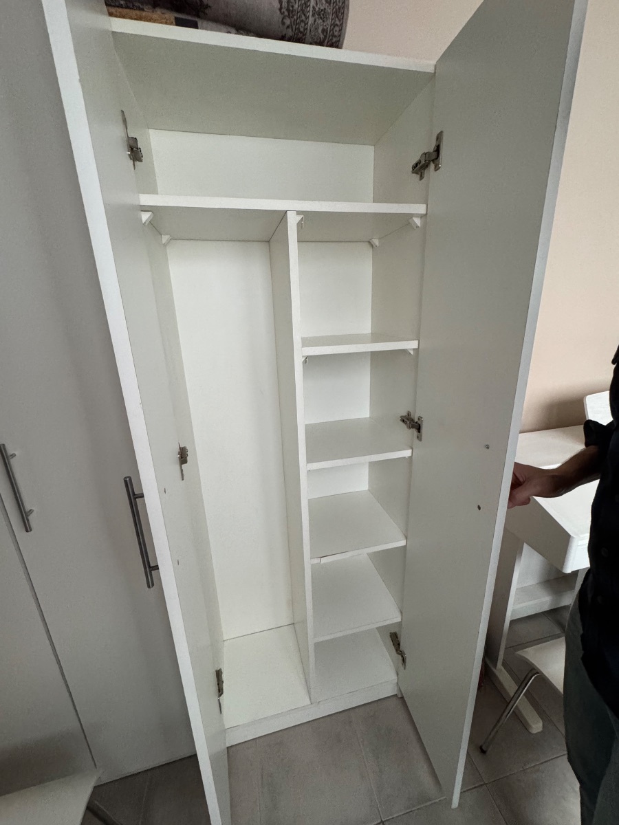 Escobero blanco melamina (2 puertas + 6 estantes) 