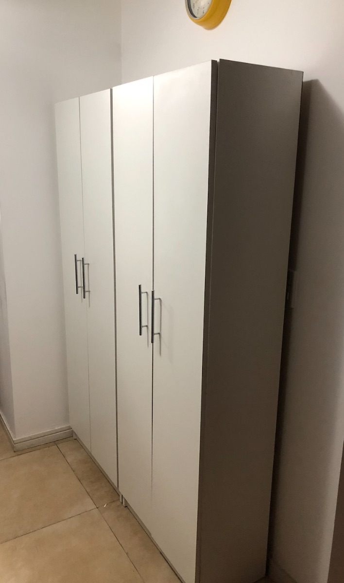 Escobero blanco melamina (2 puertas + 6 estantes) 