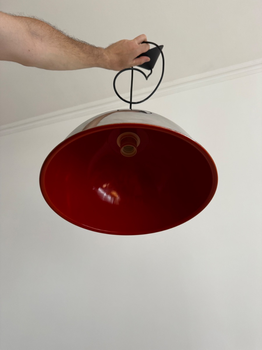 Lámpara de acero con interior naranja