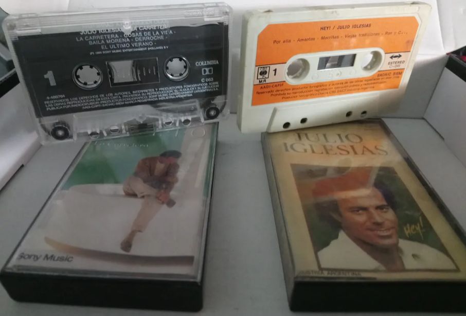 Julio Iglesias 4 cassettes. A mis 33, La Carretera, Hey, 1100 Bell Air Place.