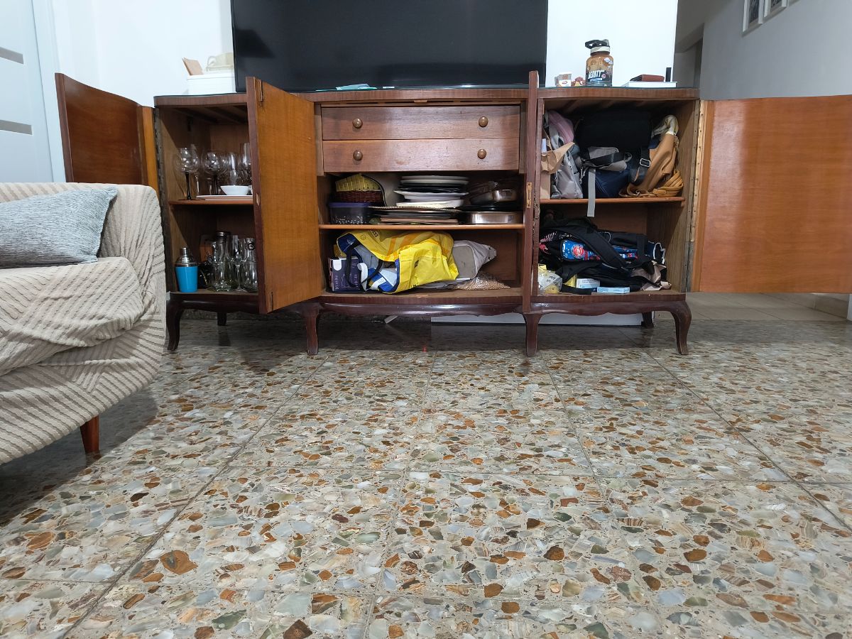 Cómoda de  living con vidrio protector.