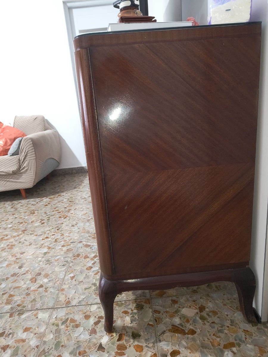 Cómoda de  living con vidrio protector.