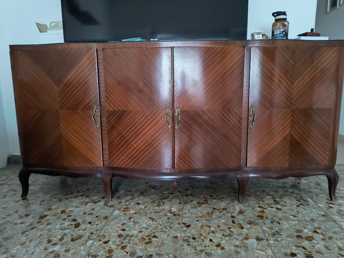 Cómoda de  living con vidrio protector.