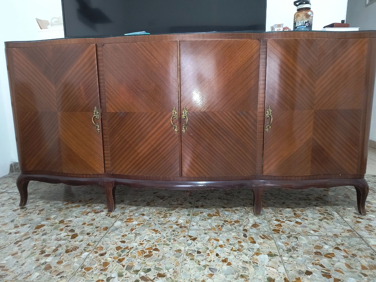 Cómoda de  living con vidrio protector.