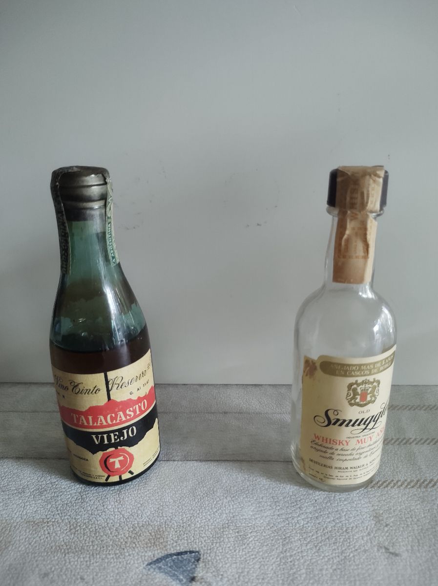 Botellita de vino Talacasto Viejo sin abrir (antigua) sellada y botellita smuggler vacia. 50cc