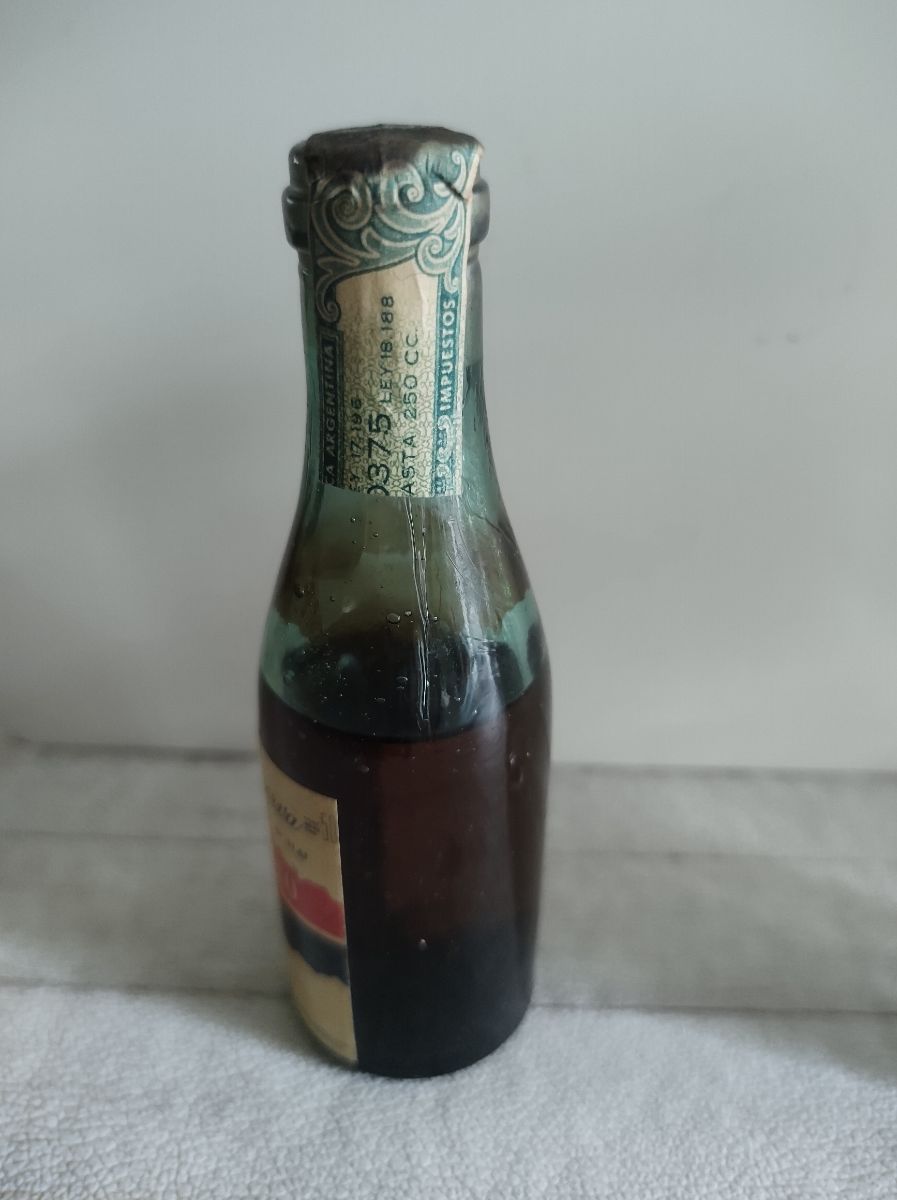 Botellita de vino Talacasto Viejo sin abrir (antigua) sellada y botellita smuggler vacia. 50cc
