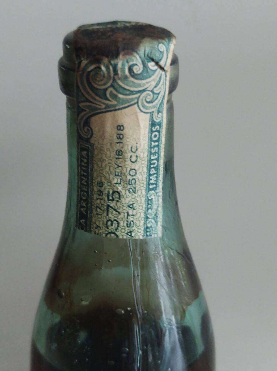 Botellita de vino Talacasto Viejo sin abrir (antigua) sellada y botellita smuggler vacia. 50cc