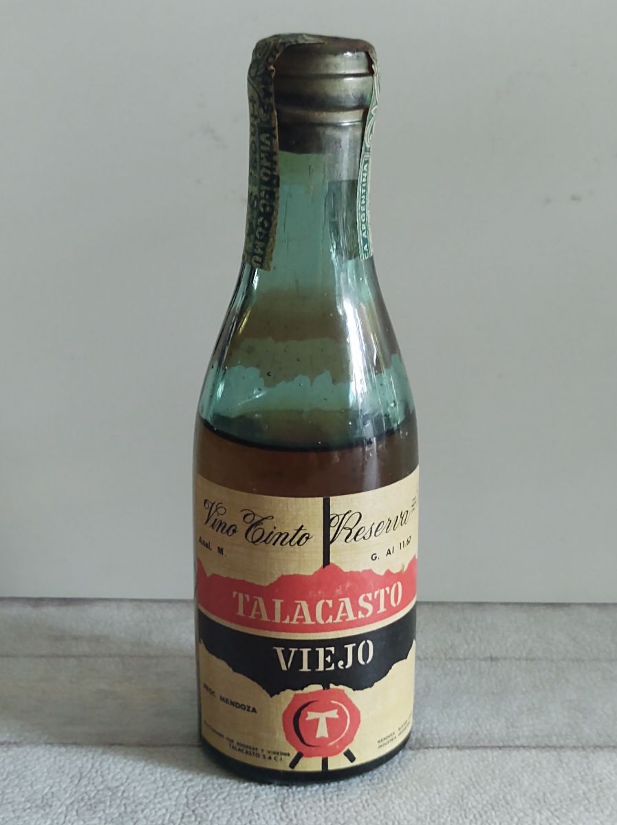 Botellita de vino Talacasto Viejo sin abrir (antigua) sellada y botellita smuggler vacia. 50cc