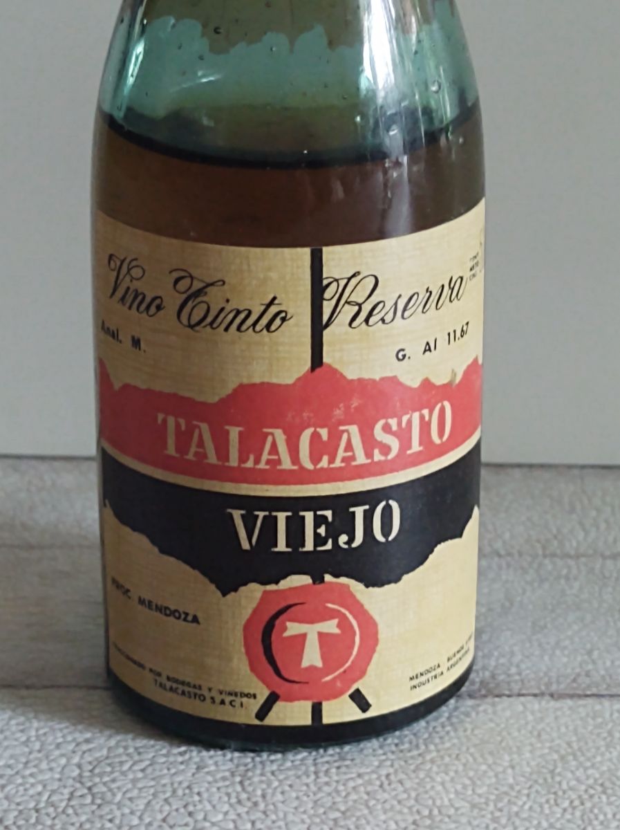 Botellita de vino Talacasto Viejo sin abrir (antigua) sellada y botellita smuggler vacia. 50cc
