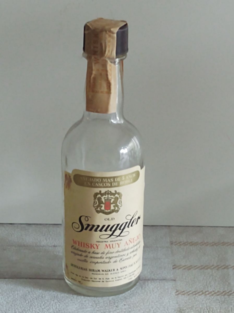 Botellita de vino Talacasto Viejo sin abrir (antigua) sellada y botellita smuggler vacia. 50cc