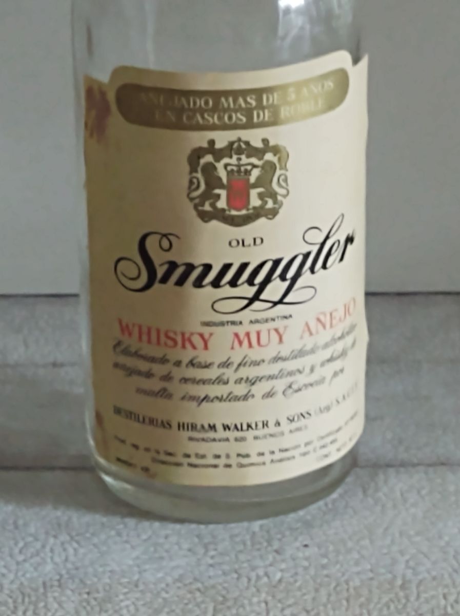 Botellita de vino Talacasto Viejo sin abrir (antigua) sellada y botellita smuggler vacia. 50cc