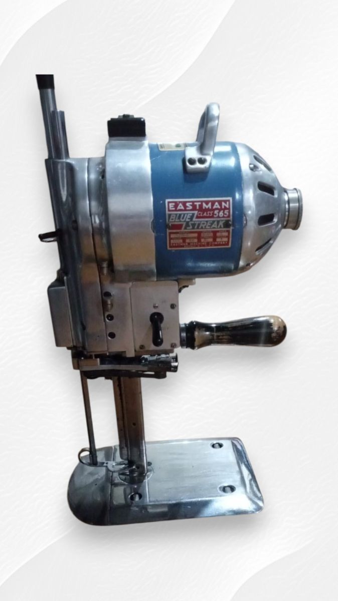 Maquina de Cortar Ropa y Mesa de Corte