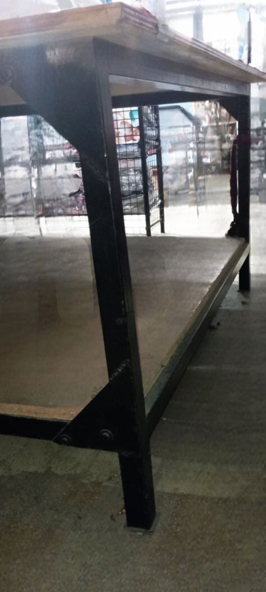 Maquina de Cortar Ropa y Mesa de Corte