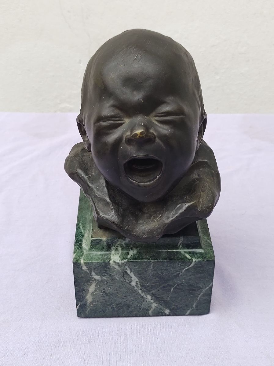 Escultura Bronce Y Mármol Bebe Llorando firmado por Balestrieri.