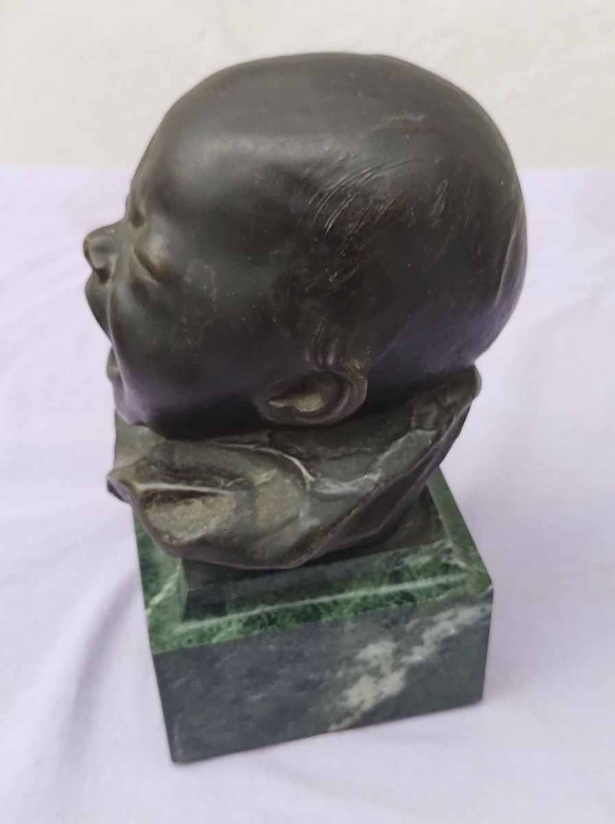 Escultura Bronce Y Mármol Bebe Llorando firmado por Balestrieri.