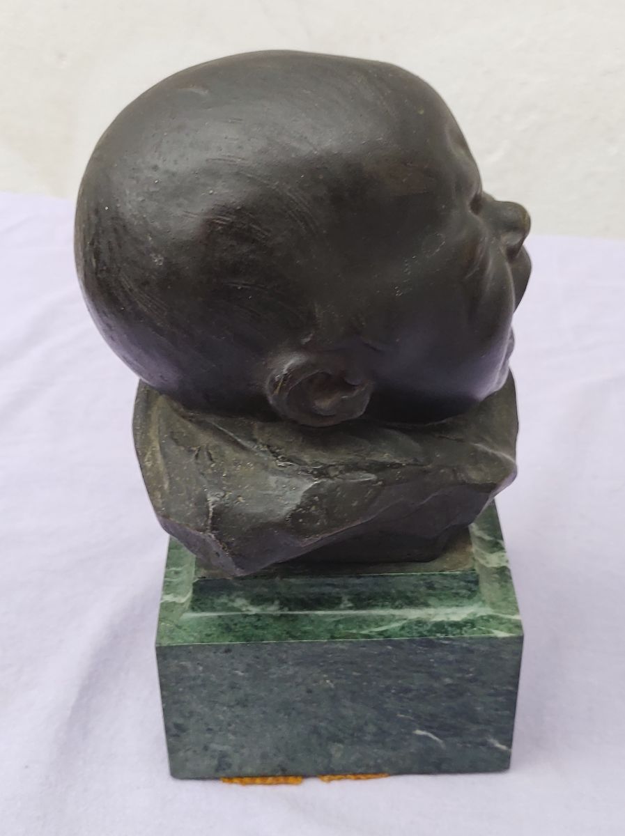 Escultura Bronce Y Mármol Bebe Llorando firmado por Balestrieri.