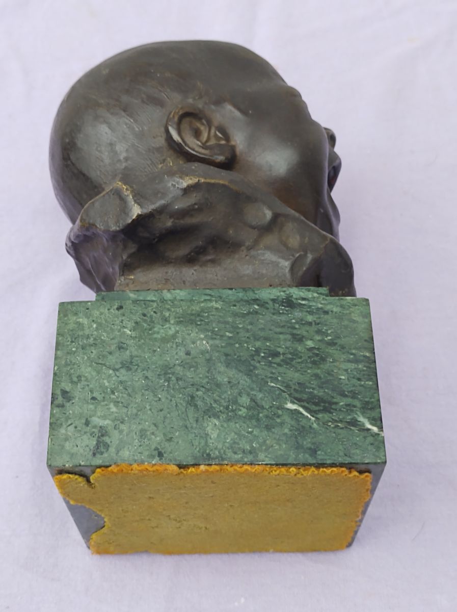 Escultura Bronce Y Mármol Bebe Llorando firmado por Balestrieri.