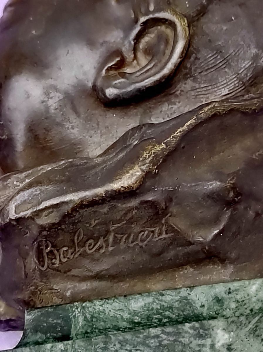 Escultura Bronce Y Mármol Bebe Llorando firmado por Balestrieri.