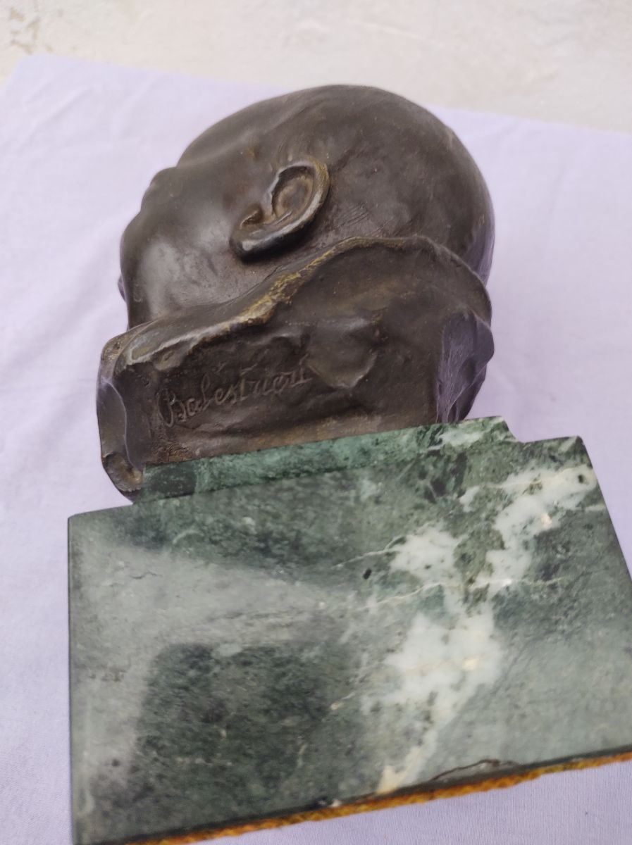 Escultura Bronce Y Mármol Bebe Llorando firmado por Balestrieri.