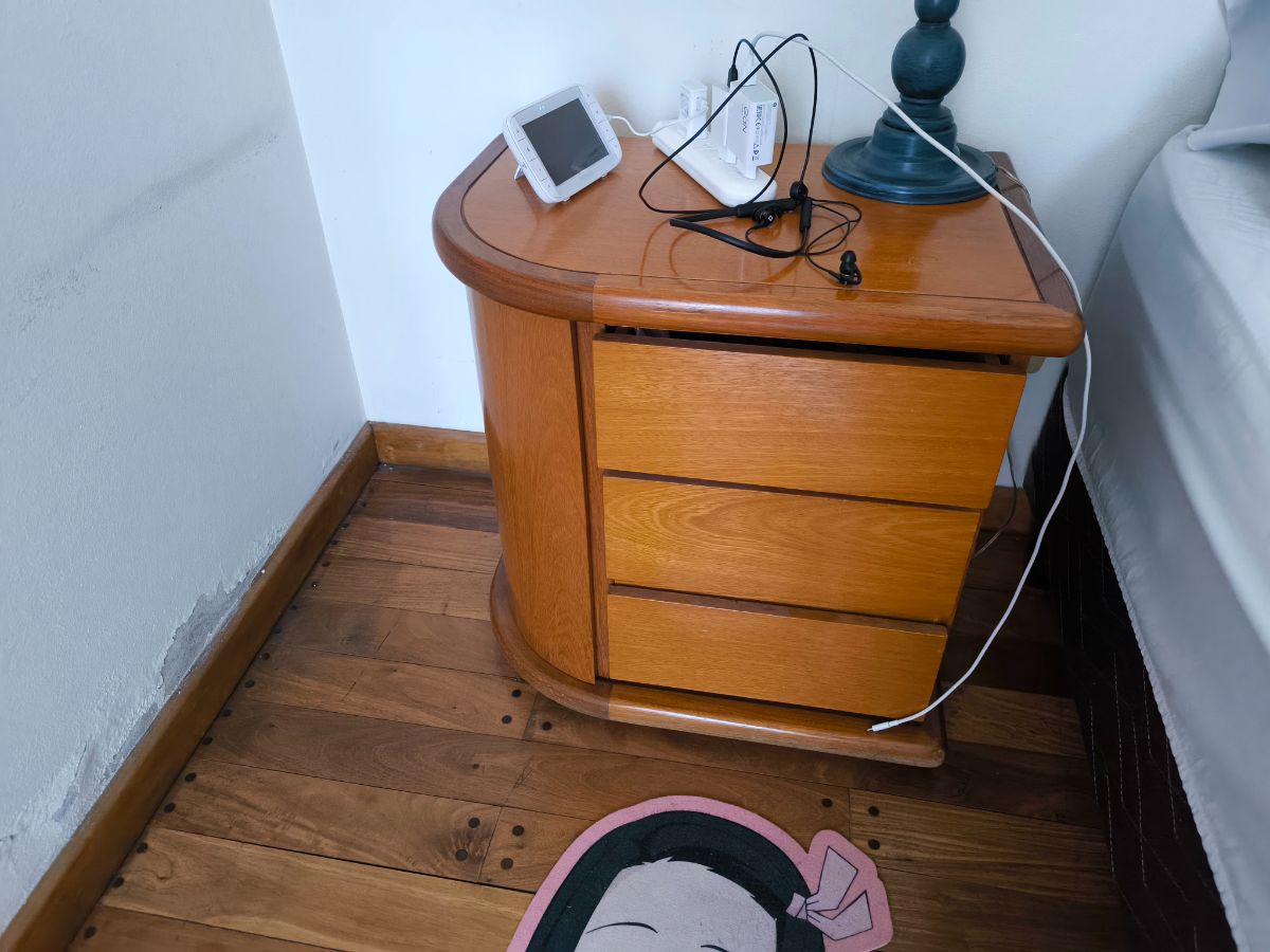 Respaldo con mesitas de noche 