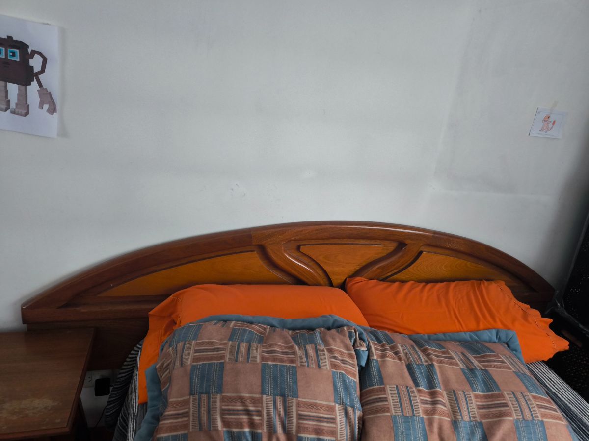 Respaldo con mesitas de noche 