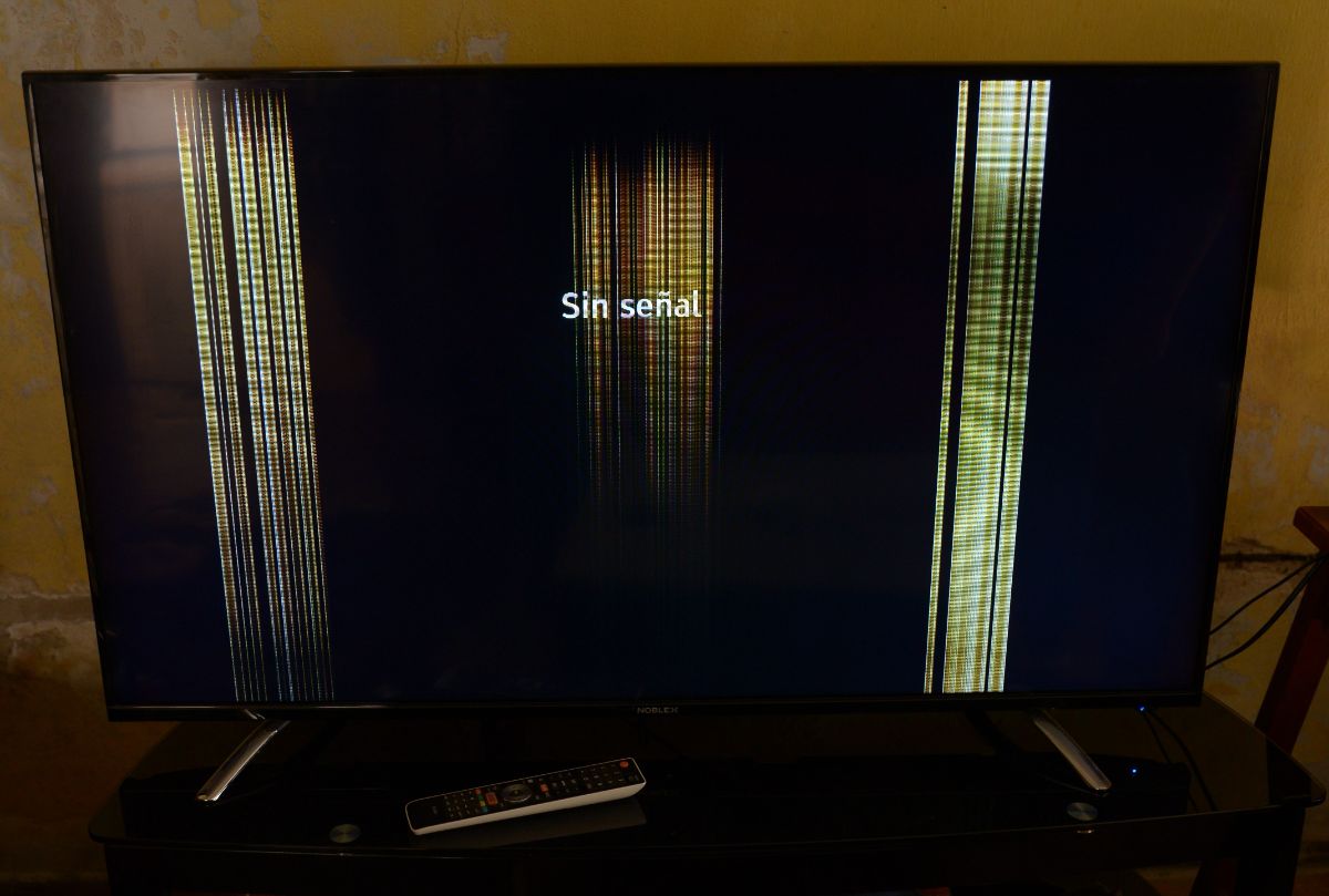 TV Led Noblex 50" para arreglar con control remoto semi nuevo.