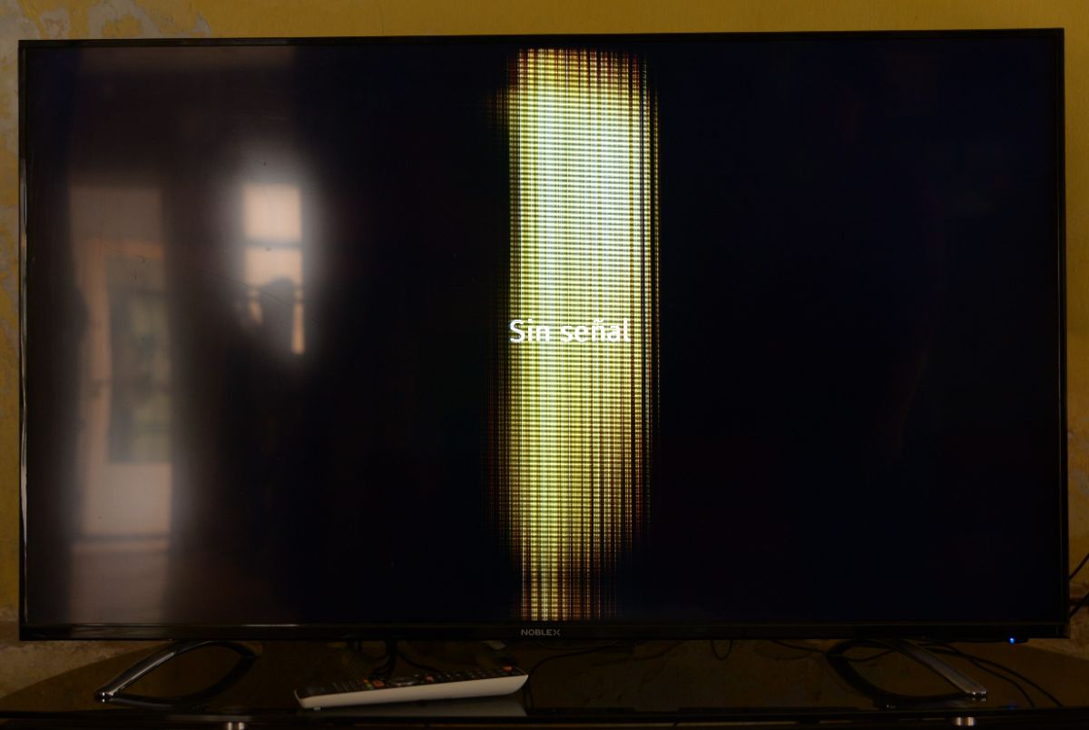 TV Led Noblex 50" para arreglar con control remoto semi nuevo.