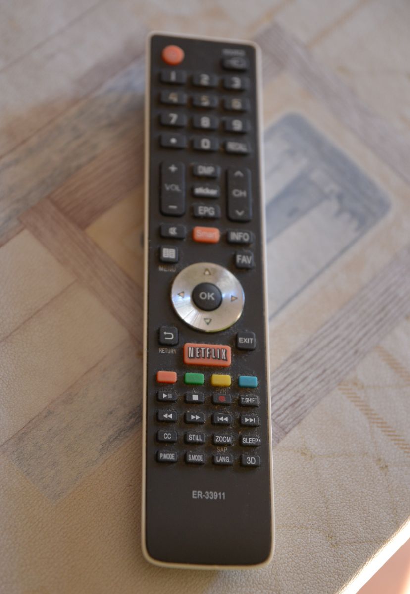 TV Led Noblex 50" para arreglar con control remoto semi nuevo.