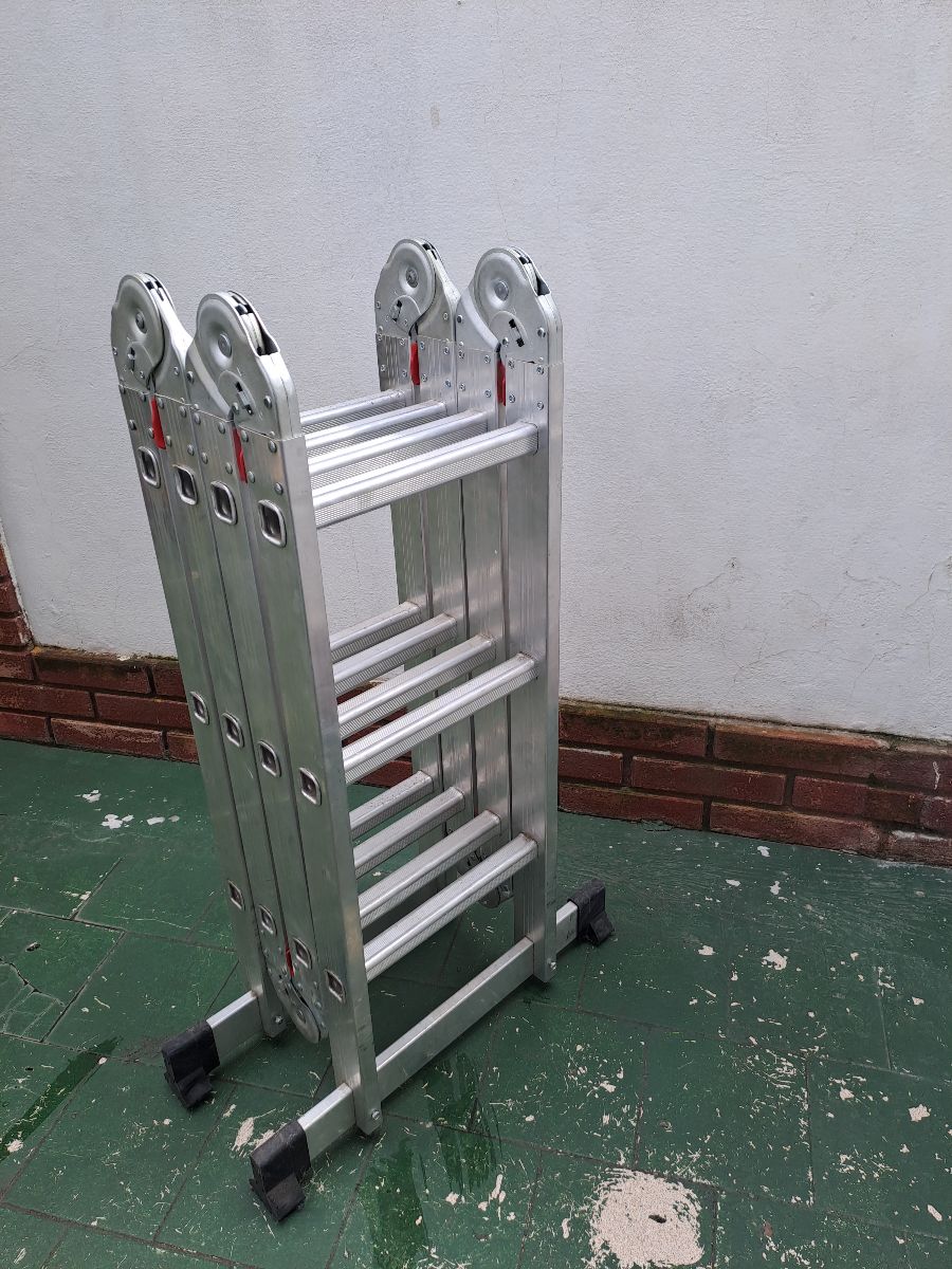 Escalera de Aluminio Multifunción 12 escalones