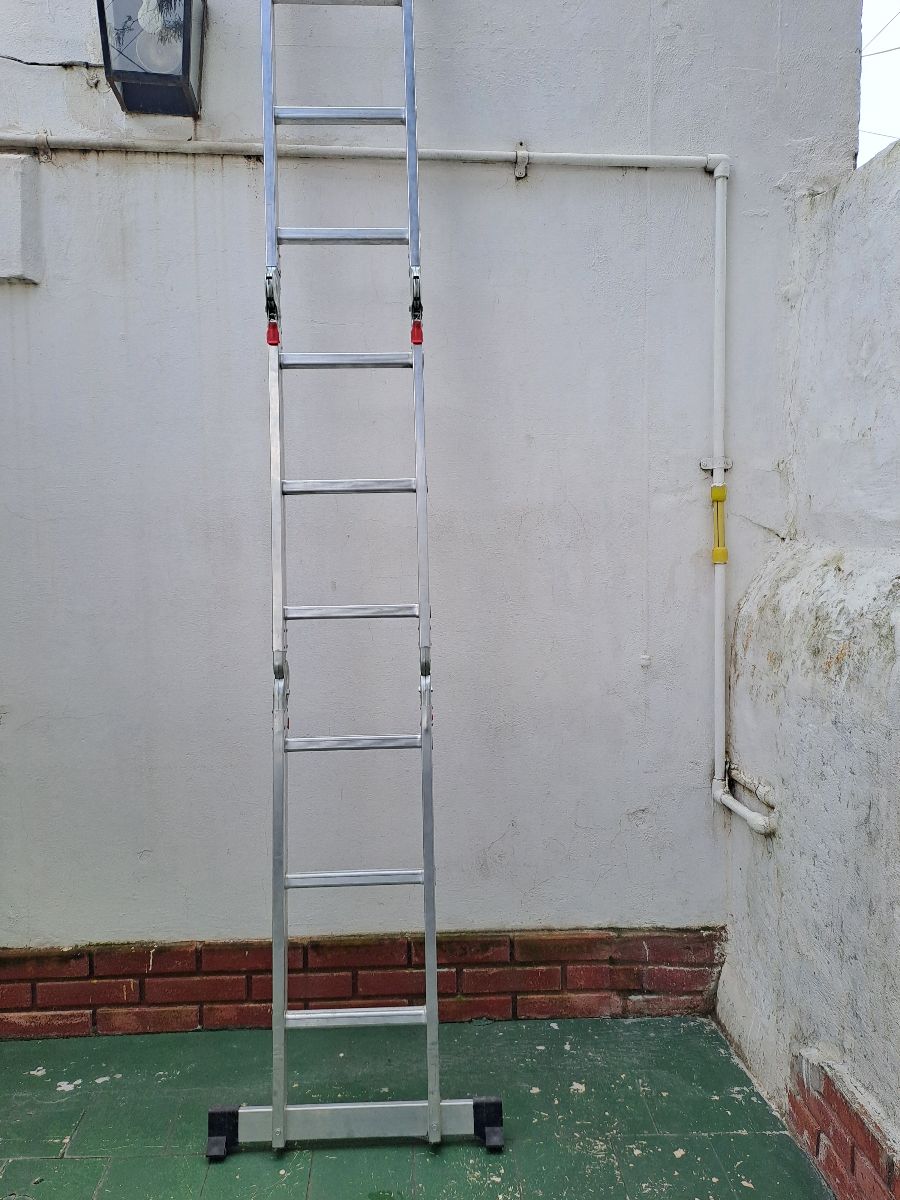 Escalera de Aluminio Multifunción 12 escalones