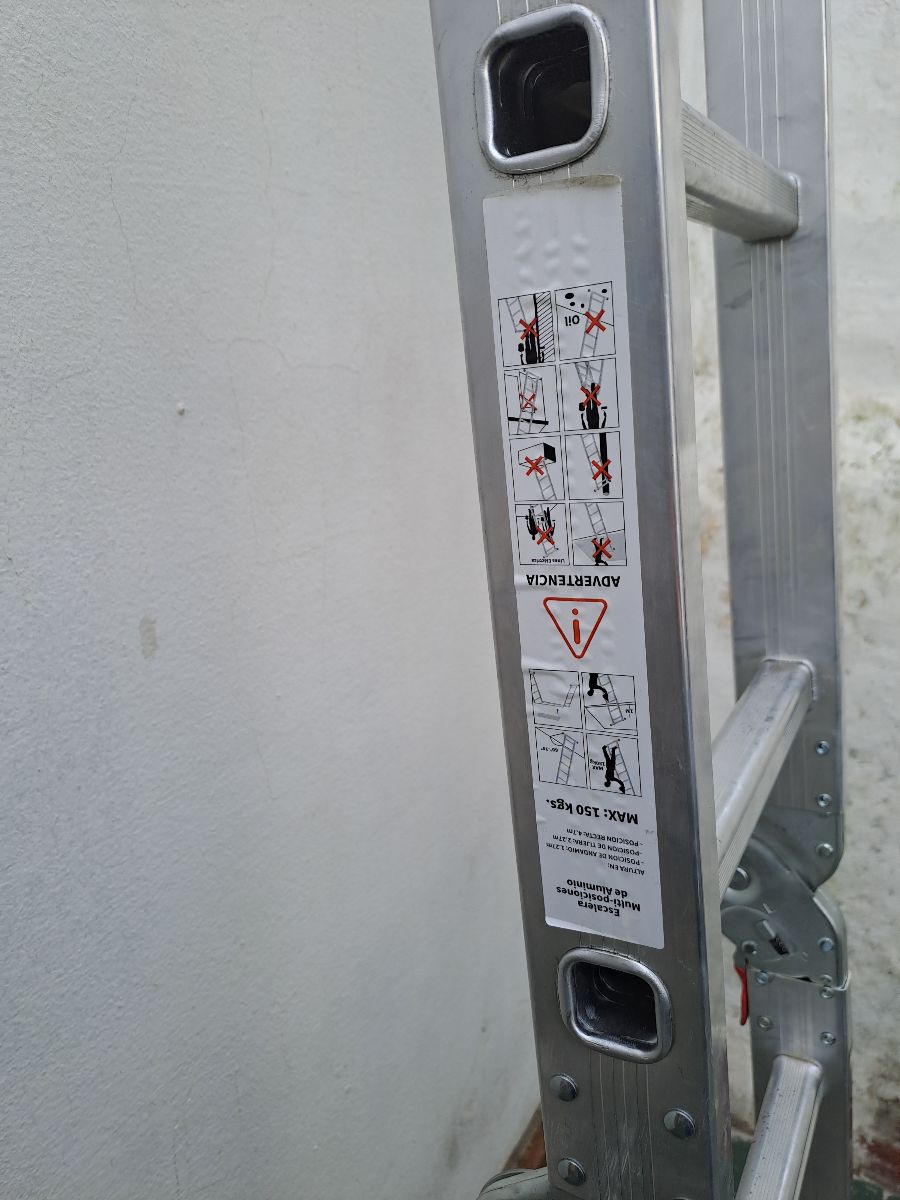 Escalera de Aluminio Multifunción 12 escalones