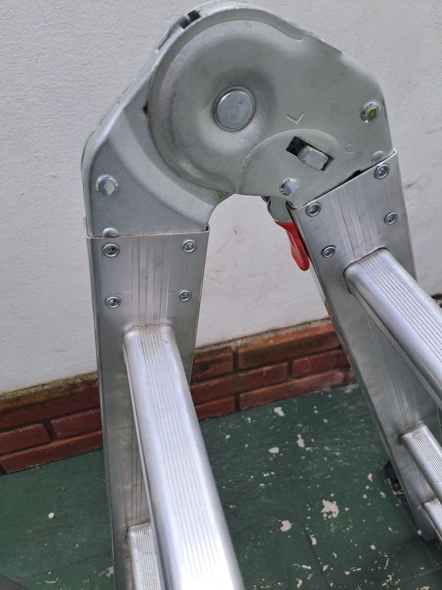 Escalera de Aluminio Multifunción 12 escalones