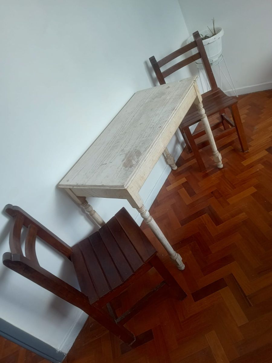 Juego de dos sillas y una mesa oportunidad !!!